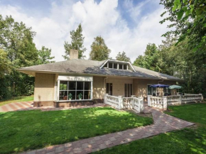 Majestic villa in the heart of Scherpenzeel